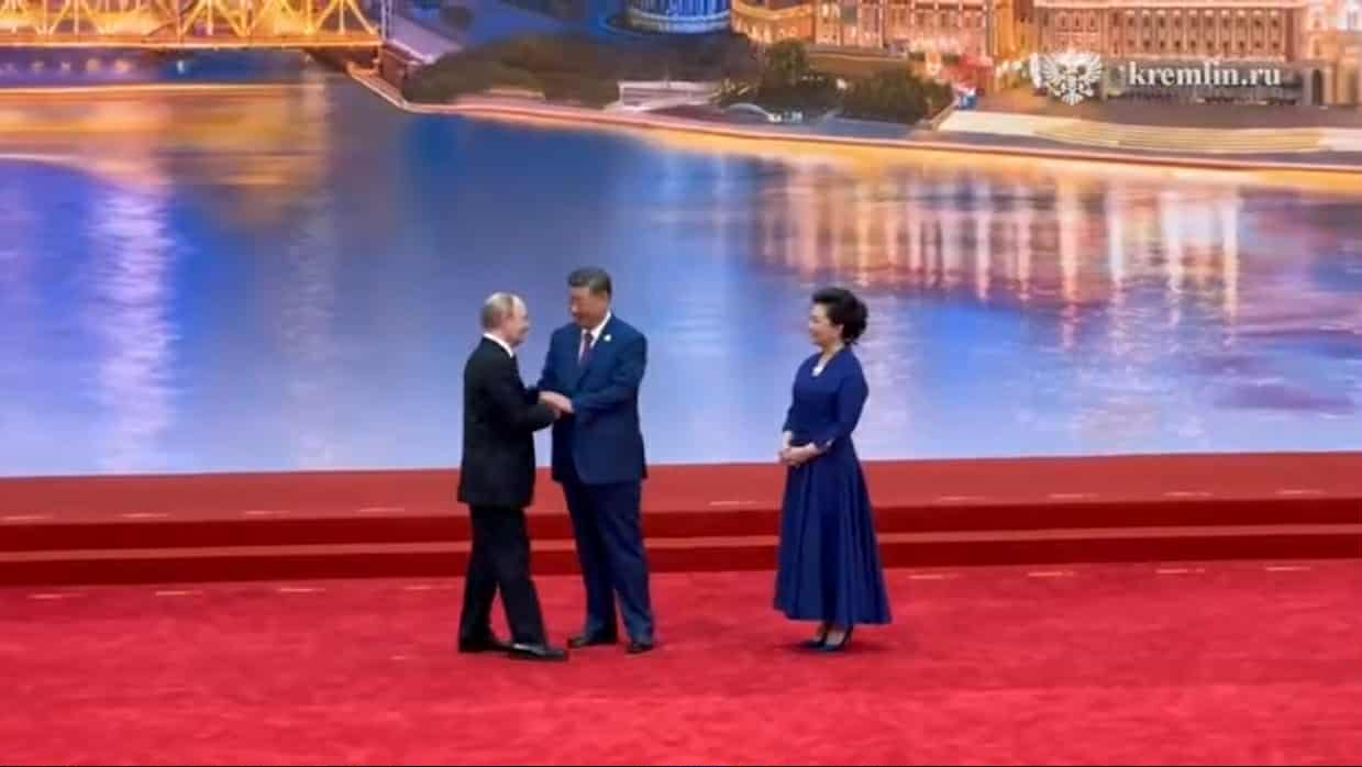 Путін у Китаї ступив на червону доріжку і поговорив із Сі про США: яка ціль його візиту до КНР