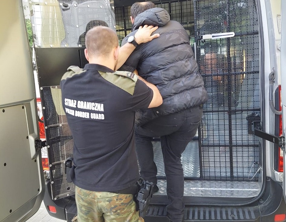 Польща під конвоєм доправила до кордону ще шістьох українців: що вони зробили