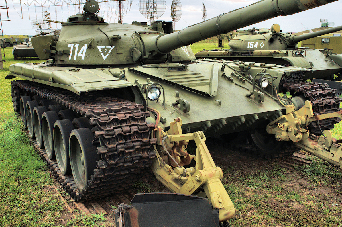 РФ стягує на ремонтний завод сотні старих танкових корпусів: навіщо це ворогу