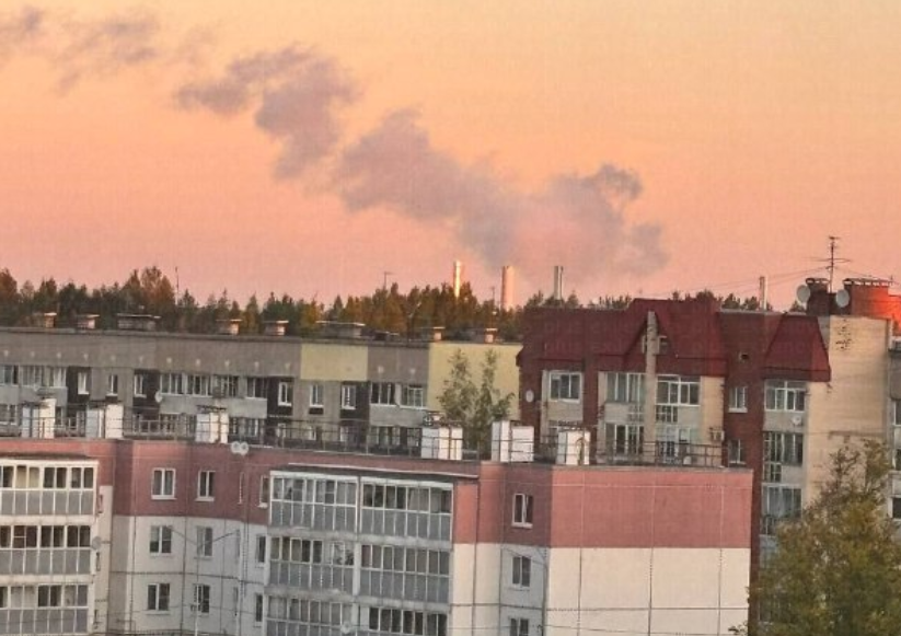 Атака дронів на Ленінградську область: загорілися судно та насосна станція — з'явилося відео