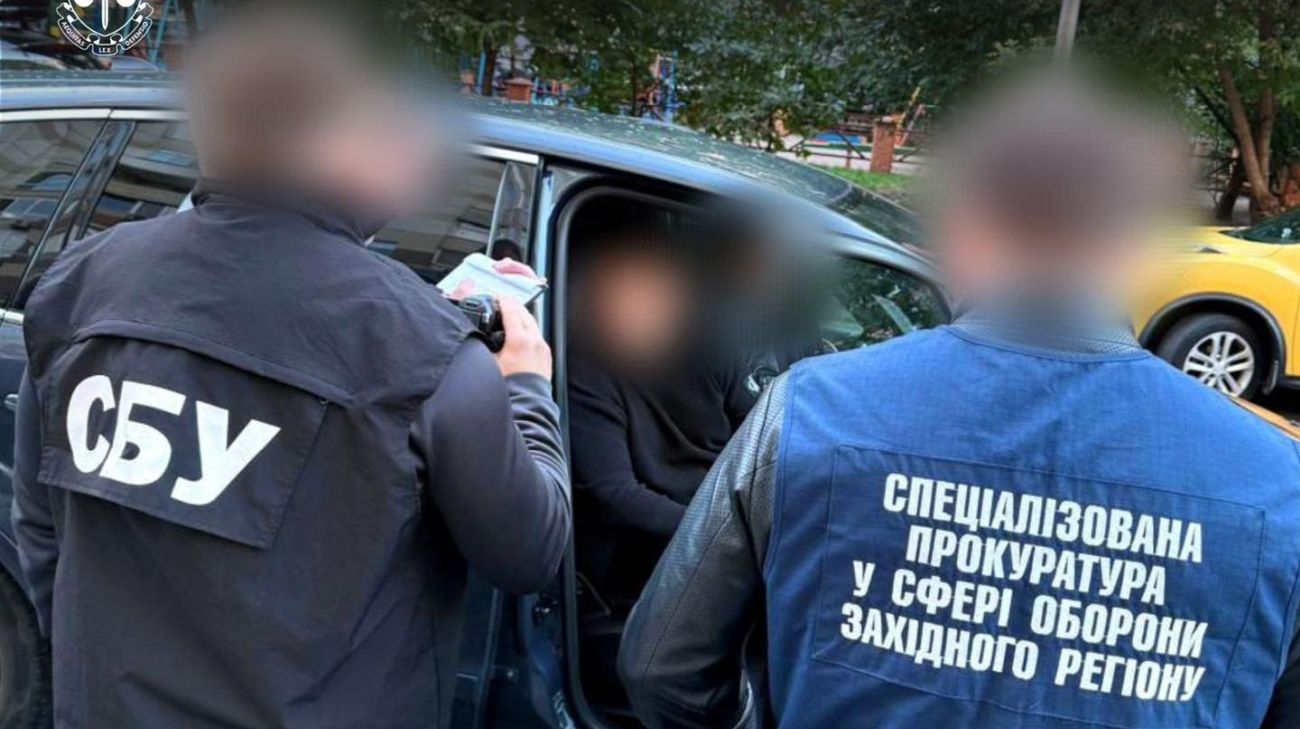 Посадовця Міноборони затримали за підозрою в організації виїзду військовозобов’язаного за кордон - Підозра