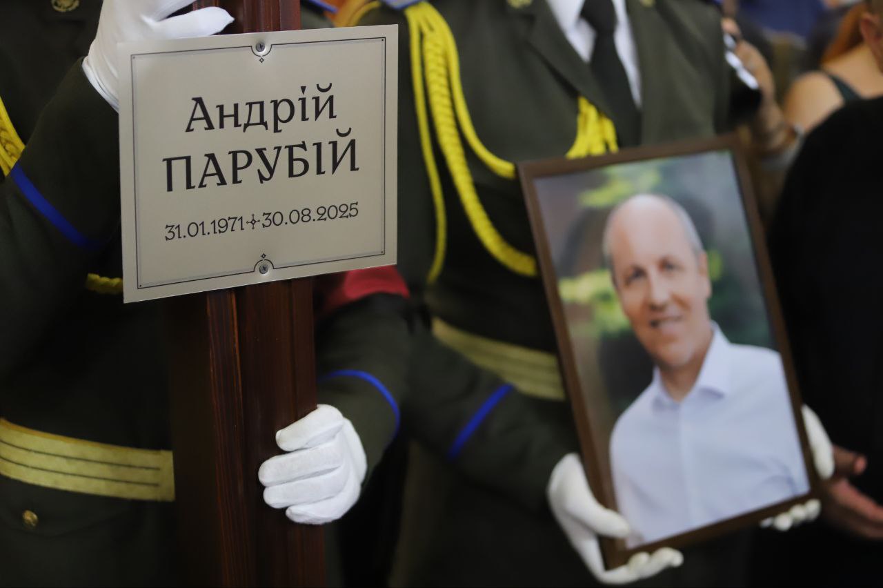 У Львові прощаються з Андрієм Парубієм: у цей час підозрюваний у його вбивстві зізнався в залі суду