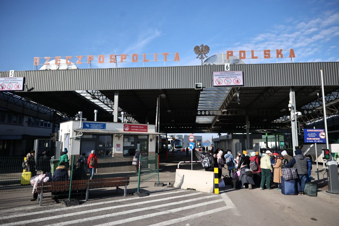 Допомога 800+ для українців у Польщі: Сейм змінив правила отримання грошей