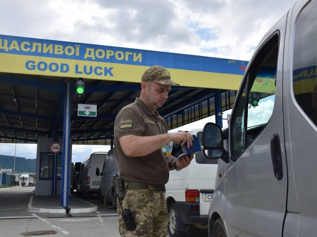 Молоді українці 18-22 років виїжджають до Польщі: польські прикордонники назвали цифри