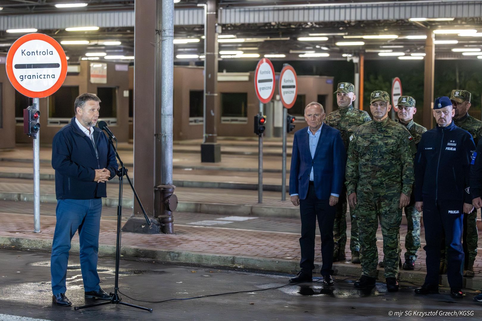 Автобуси розвертають назад: Польща закрила кордон із Білоруссю на невизначений термін