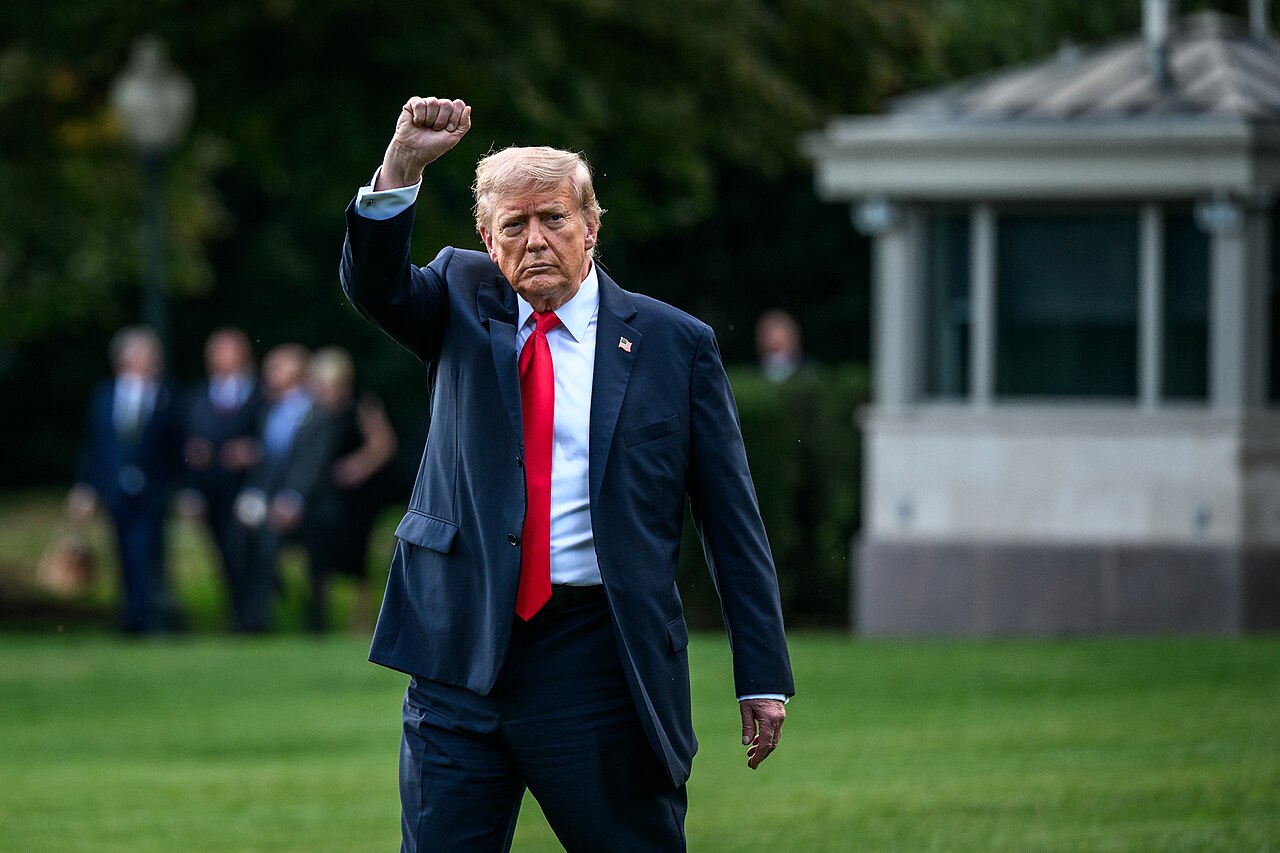 Зміна поглядів Трампа на Україну змушує Європу відчувати себе на гачку, – Bloomberg