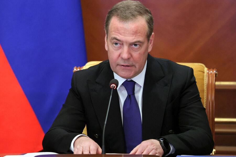 Медведєв накинувся на Британію, яка вирішила передати Україні 1,3 мільярди заморожених російських активів