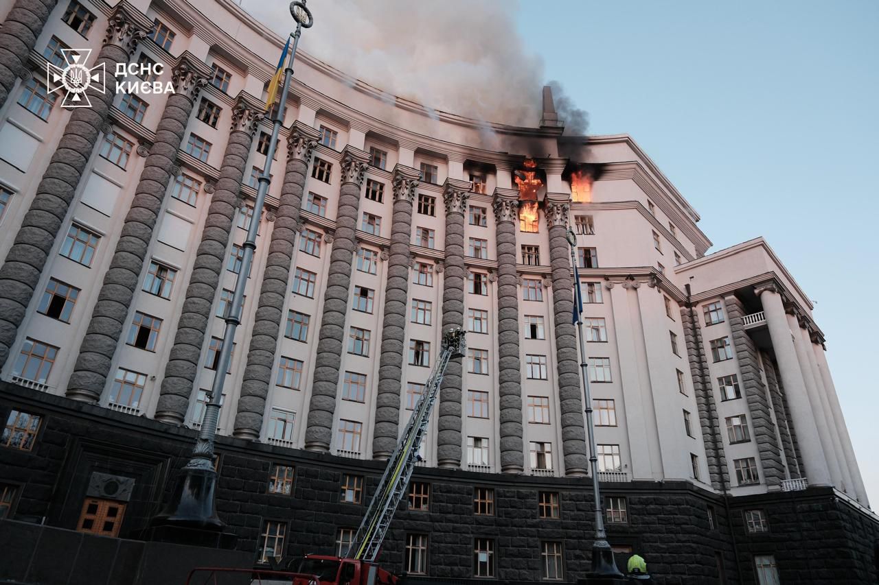 Ворог влучив у будівлю Кабінету Міністрів України (фото)