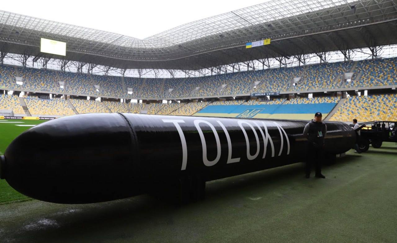 На стадіон "Арена Львів" "приплив" 12-метровий підводний дрон "Толока" (фото)