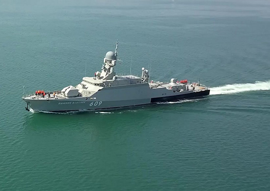 Російський корабель так втікав від дронів, що врізався в танкер: окупанти це приховали