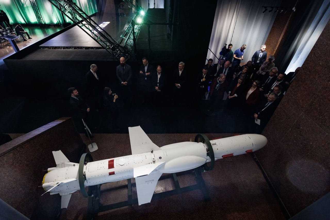 "Довгий Нептун" може вражати наземні і морські цілі за 1000 км: Шмигаль показав, як виглядає ракета