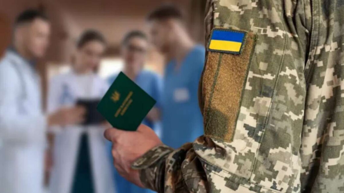 У черзі на ВЛК помер мобілізований: він випав з автобуса