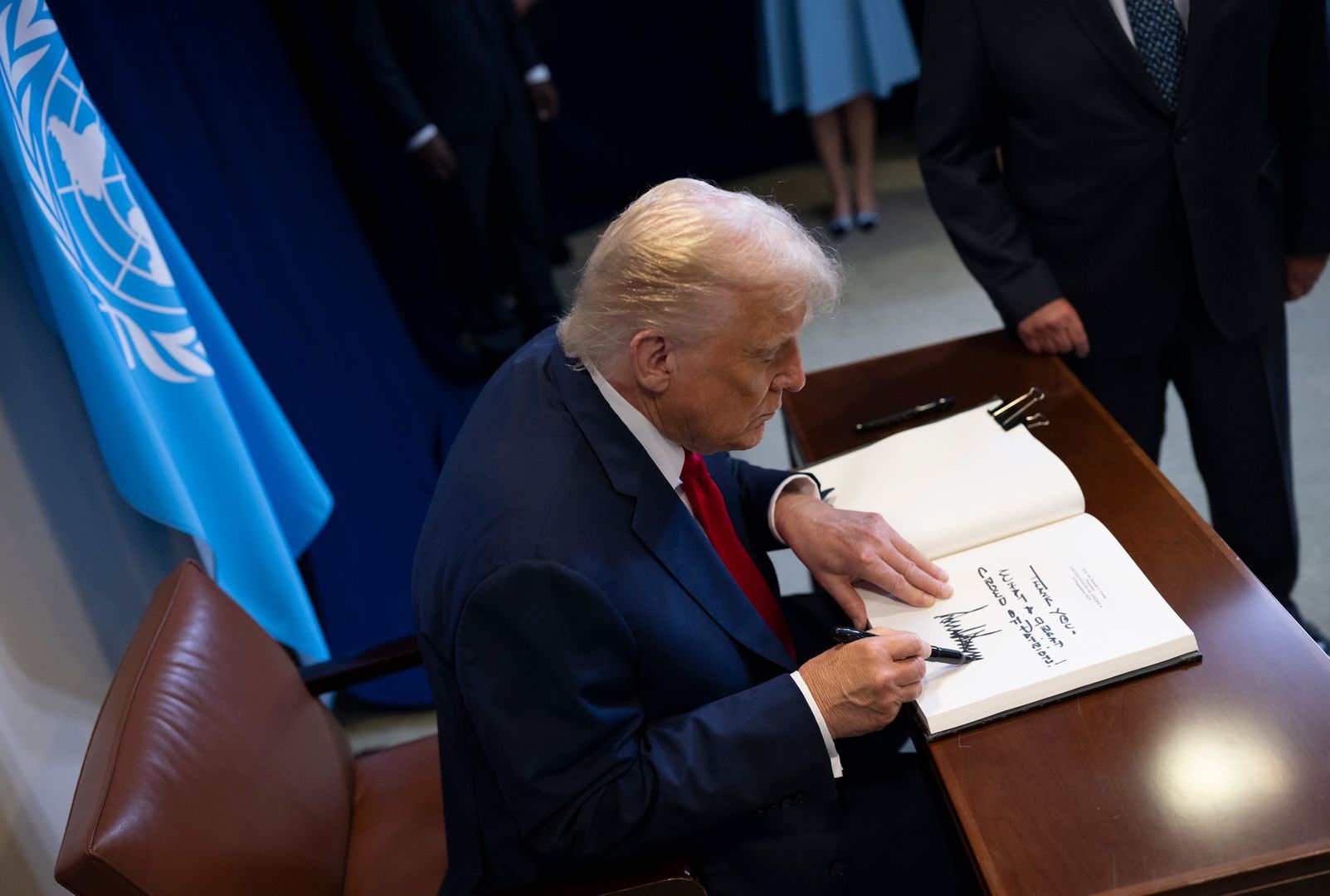 Трамп приховує деталі розмови з військовим злочинцем Путіним