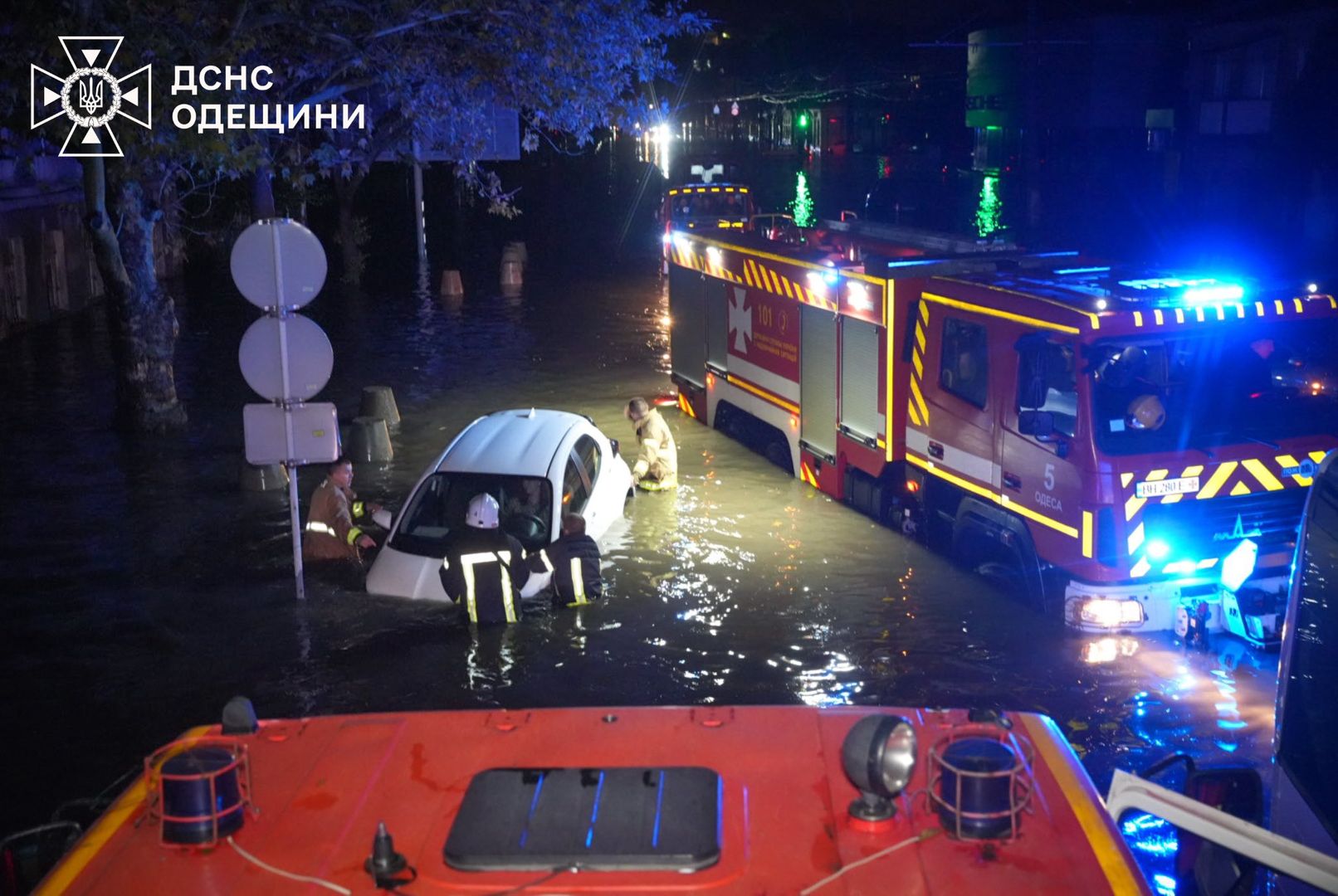 Сильна негода забрала життя людей в Одесі: цілу родину в цоколі накрило хвилею, вибратись не змогли