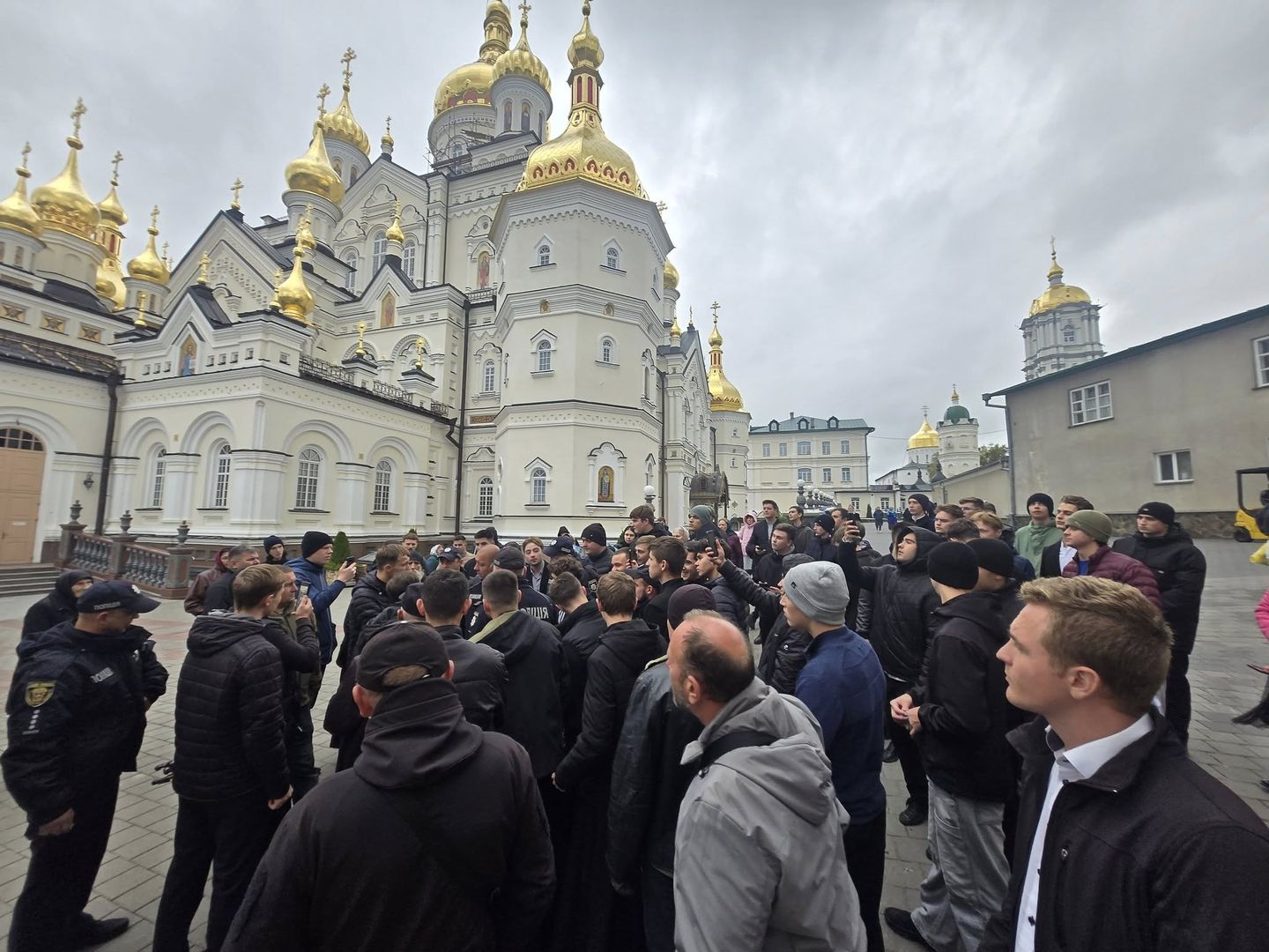 Обшуки у Почаївській лаврі закінчилися провокацією — “збіглися усі немічні бабусі”