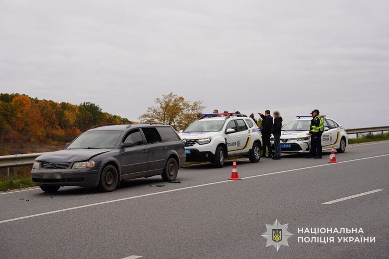Чоловіки на "Мерседесі" підрізали на дорозі автівку ТЦК і визволили свого колегу