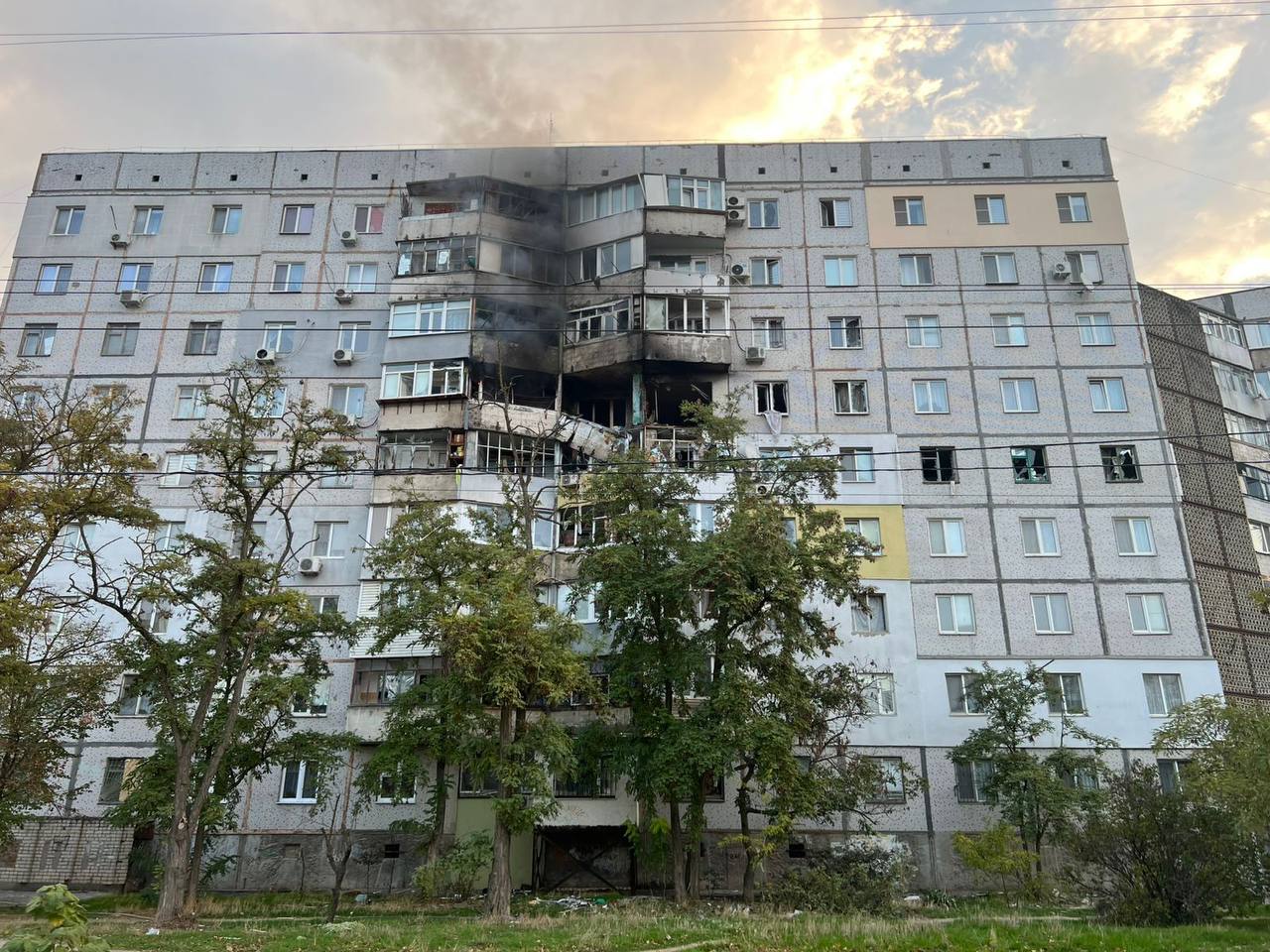 Пекло у Херсоні: окупанти обстріляли житлові квартали з РСЗВ, є загиблі