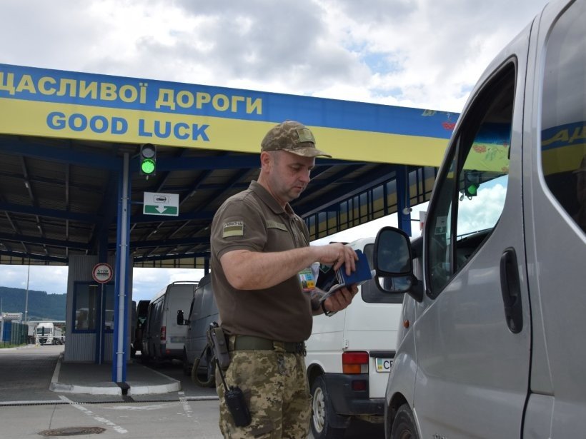 Назвали місто, з якого молодь масово виїжджає за кордон