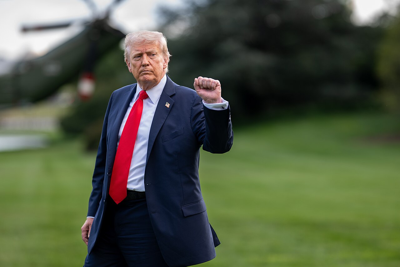 У Кремлі вже погрожують Трампу: Медведєв передав послання "смугастому дядечку"