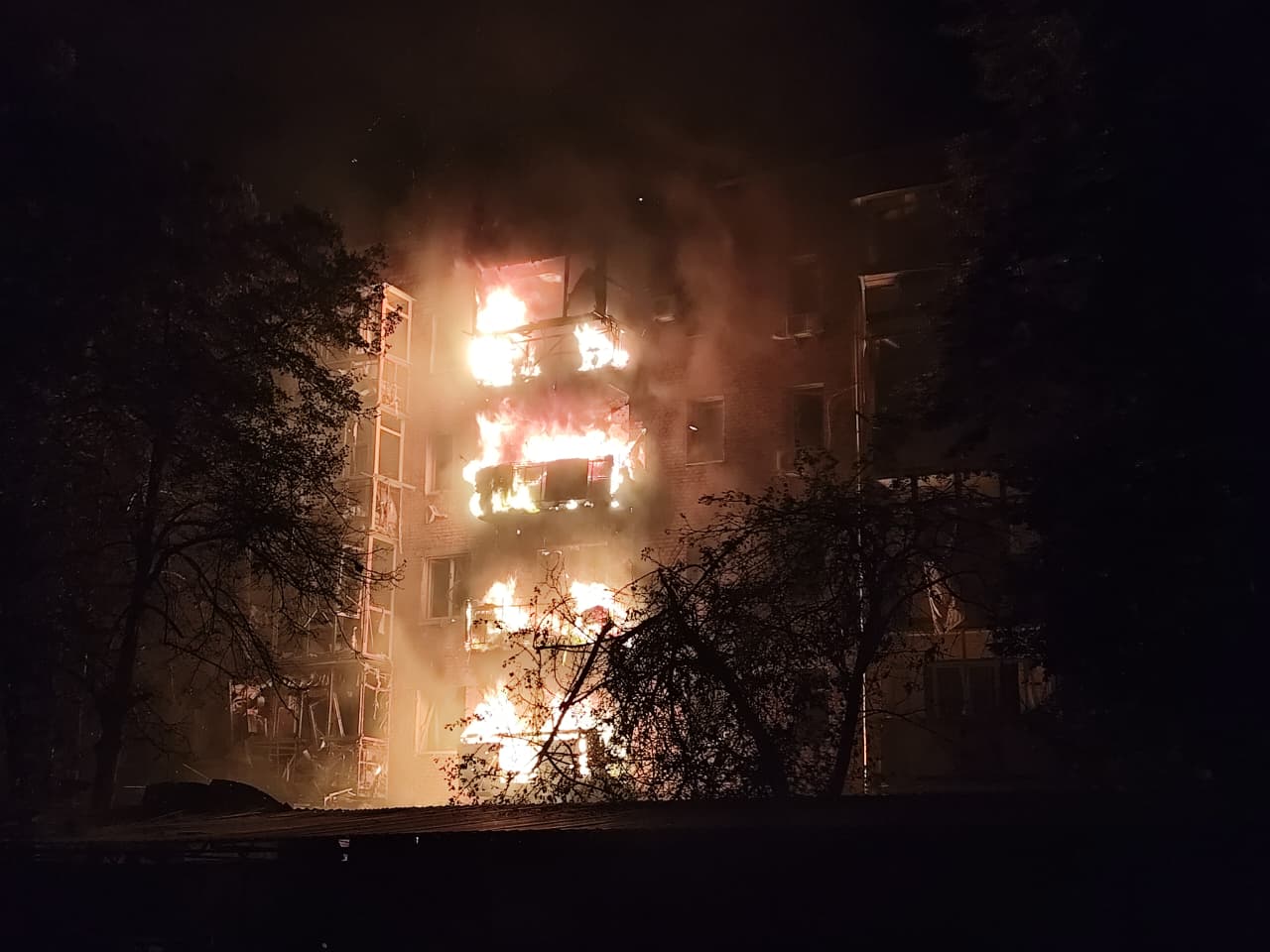 Ворожі дрони вимкнули світло у цілому місті: палають багатоповерхівки