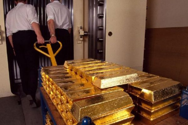 Росія вперше почала продавати золотий запас