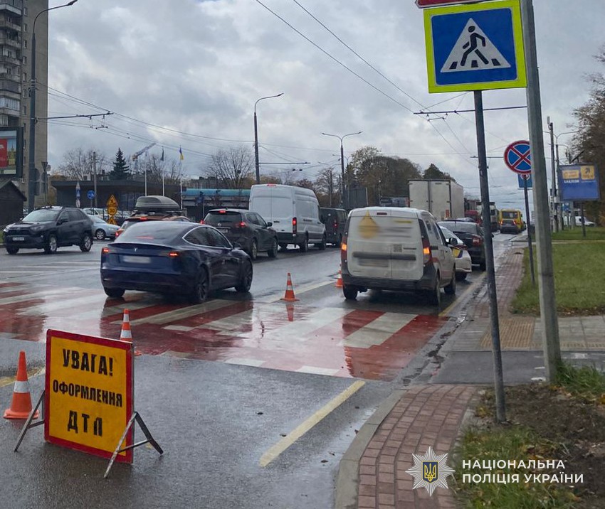 Під Львовом жінку переїхали чотири авто. Два водії втекли з місця ДТП