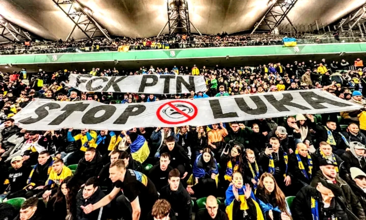 Білоруські фанати підтримали Україну банерами проти путіна та лукашенка на матчі збірної - Підозра
