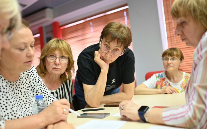 Як людям 60+ опанувати онлайн-банкінг і не піддатися шахраям - Підозра
