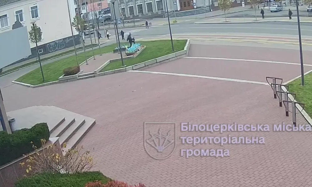 На Київщині чоловік навмисно потоптав прапорці загиблим Героям (відео)