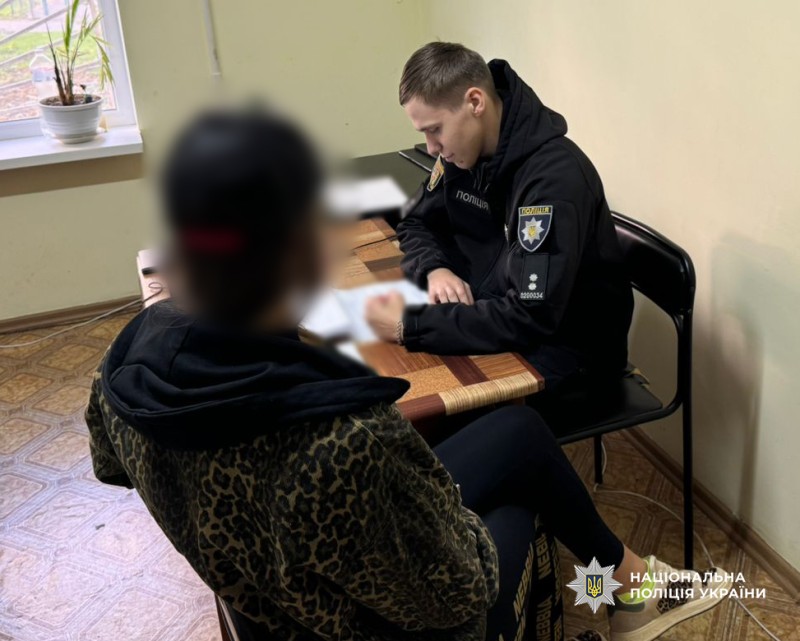 Дівчина побила однокласницю просто на уроці: дитину забрала "швидка"