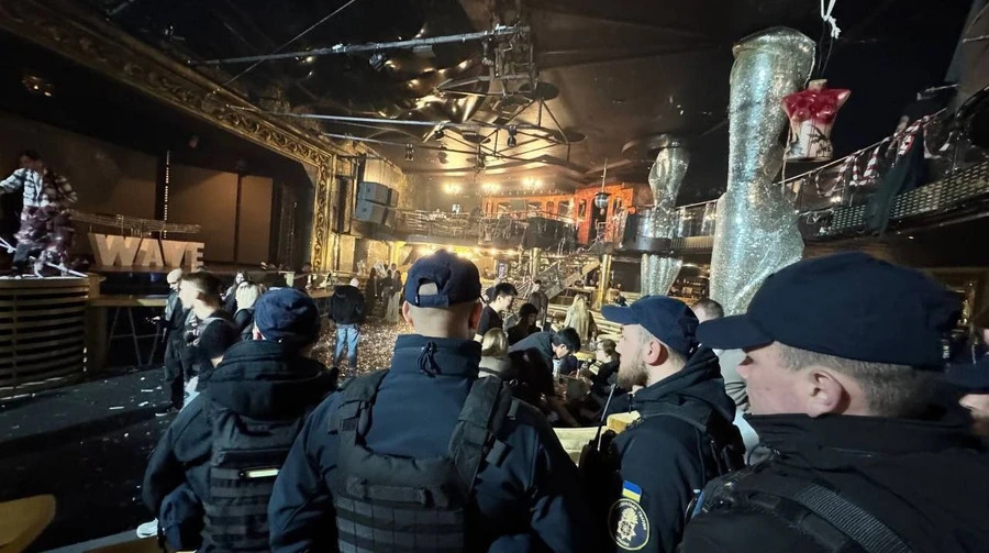 У нічному клубі Одеси розважалися під російську музику: на дискотеку приїхала поліція (відео)