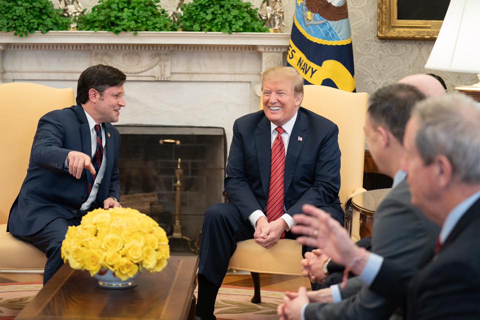 "Мирний план" Трампа: США погрожують Україні припинити надання зброї та розвідданих, - Reuters