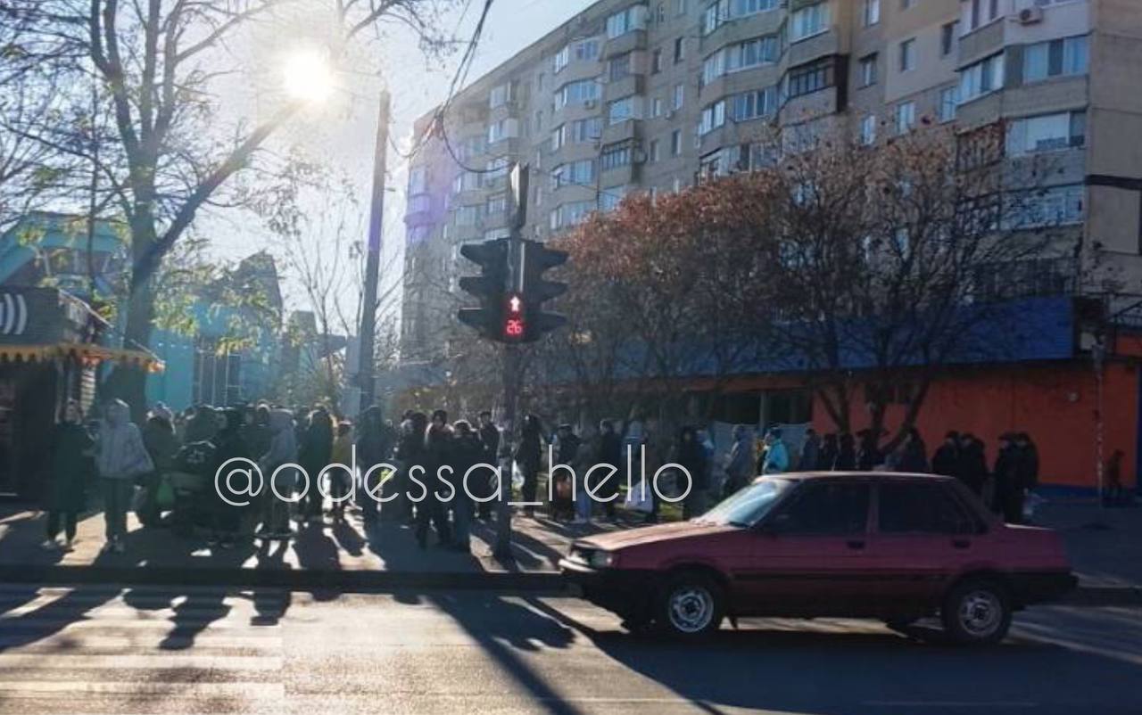 Черги до бюветів і порожні полиці: Одеса без води після нічного обстрілу