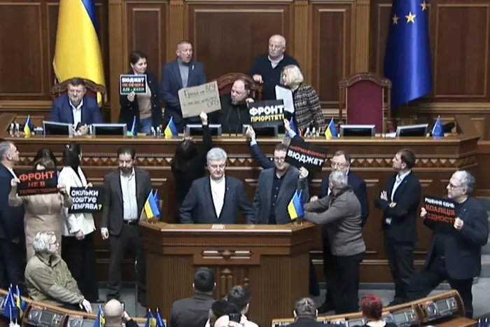 Депутати заблокували трибуну Ради - Главком - Підозра