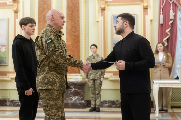 Зеленський вручив сертифікати на отримання квартир Героям України - Підозра