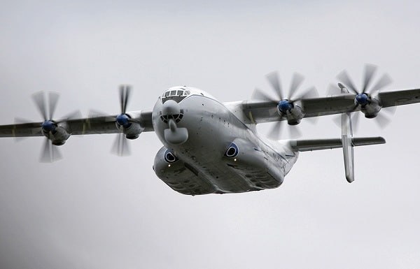 Розпався на частини: в РФ розбився військово-транспортний літак Ан-22 “Антей” з 7 людьми на борту