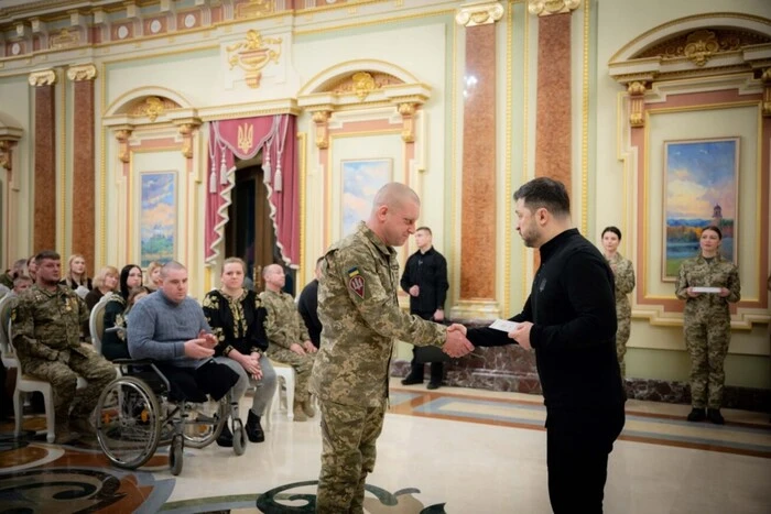 Зеленський вручив воїнам сертифікати на отримання квартир - Підозра
