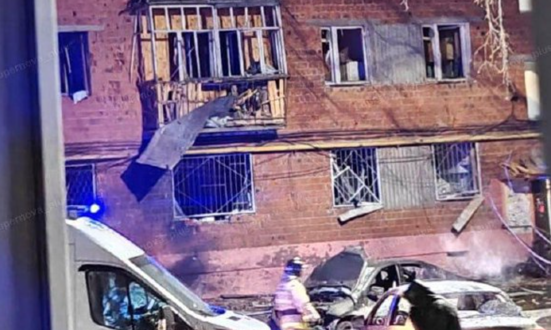 Дрони атакували Чебоксари: пошкоджено житловий будинок, є жертви серед росіян (відео)