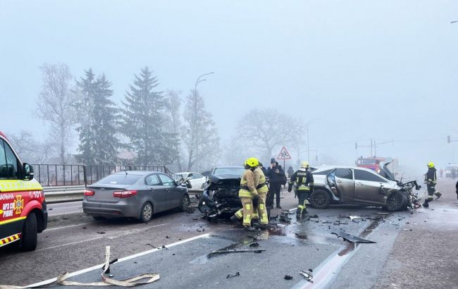 На трасі "Київ–Чоп" зіткнулися близько восьми авто: рух перекрито