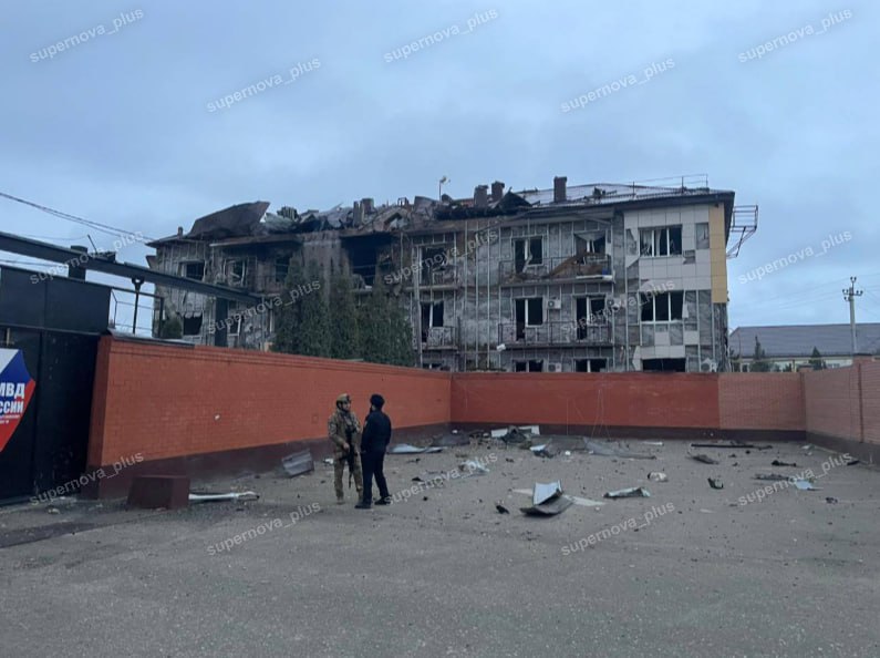 Нічна атака на Чечню: дрони вдарили по базі полку “Ахмат” та спалили будівлю ФСБ (відео)