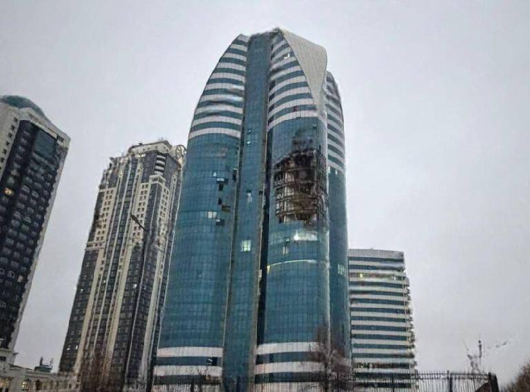 Серія вибухів у Грозному: дрон влучив у висотку за 800 м від резиденції Кадирова (відео)