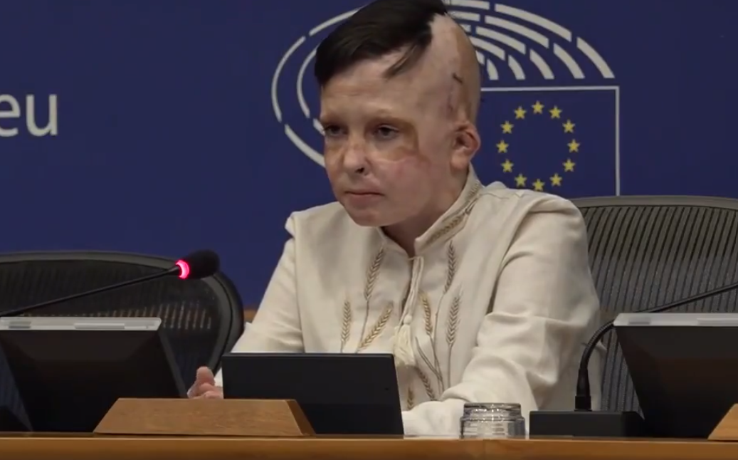 Перекладачка Європарламенту розплакалася під час виступу 11-річного українця, який втратив маму під час обстрілу