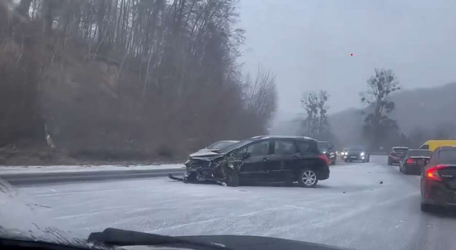 На дорогах України фіксують масові аварії через негоду — відео