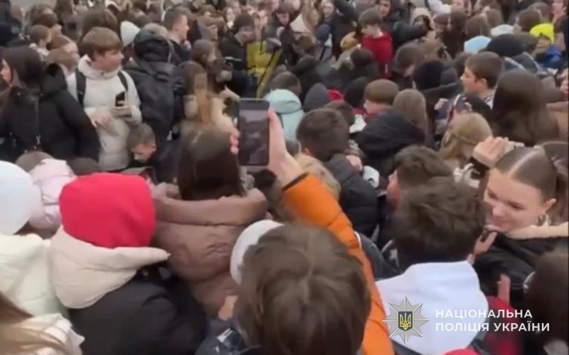 У Тернополі сталася масова бійка через безкоштовні бургери: 12-річна школярка у лікарні (відео)