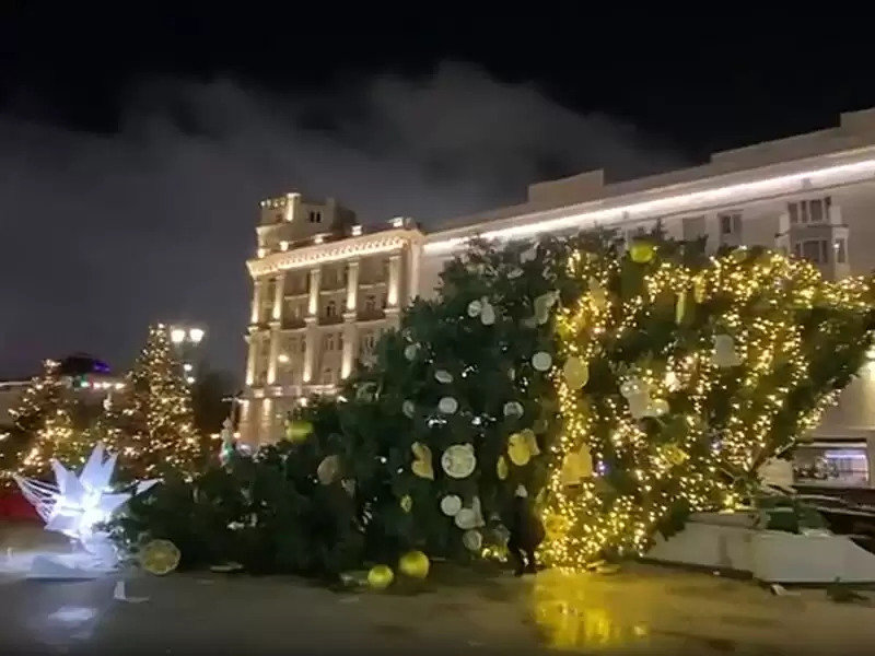 Недобрий знак: у центрі Москви впала величезна ялинка (відео)