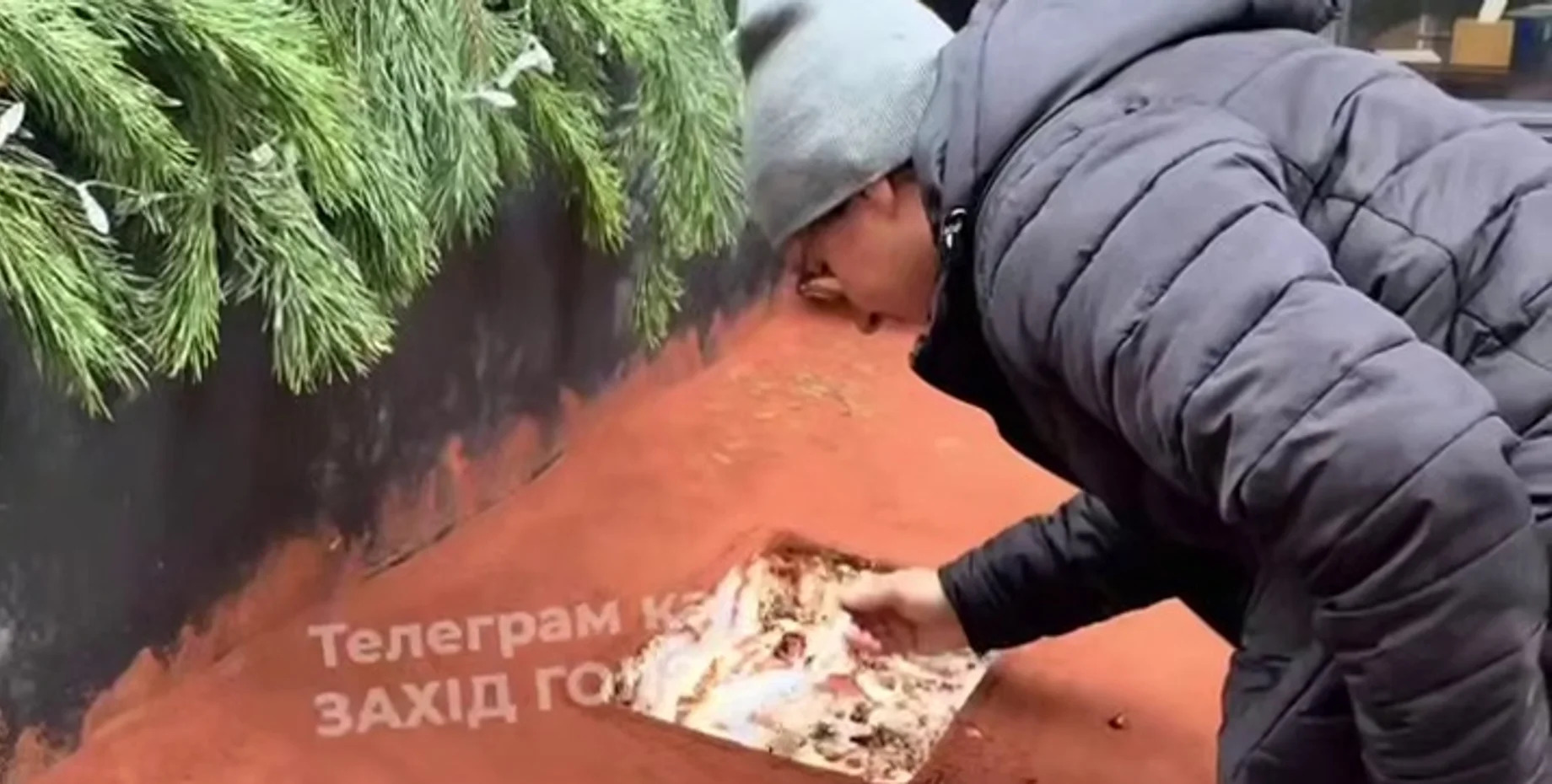 Скандал у Львові: людей пригощали десертом із ковша трактора (відео)