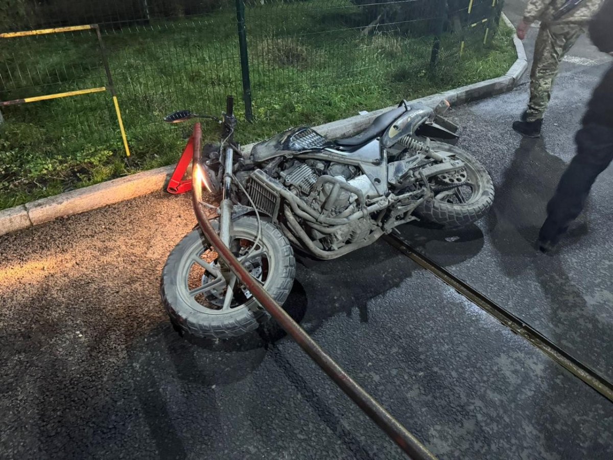 Мотоцикліст на великій швидкості намагався прорватись через кордон: спрацював "Бар'єр"