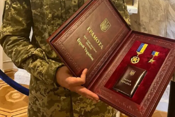 Президент присвоїв звання Героя України чотирьом військовим - Підозра