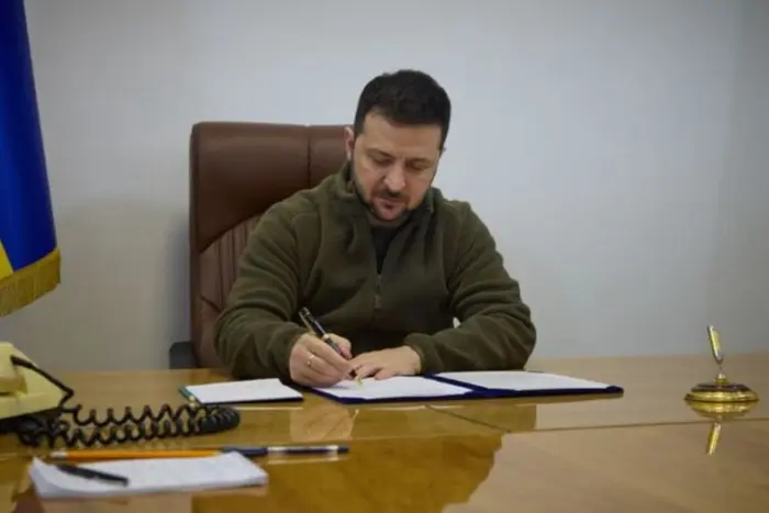 Продовження воєнного стану і мобілізації: Зеленський підписав закони - Підозра