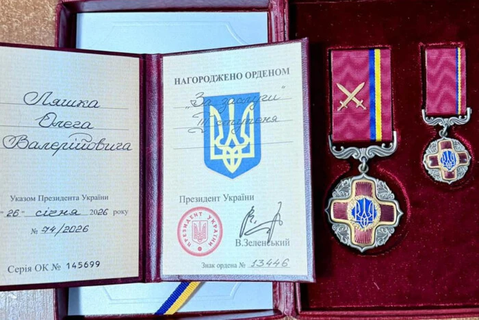 Олег Ляшко показав свій орден за захист України (фото) - Підозра